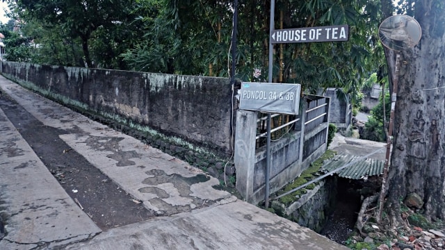Akses jalan menuju House of Tea di Jalan Poncol, CIlandak. (Foto: Matheus Marsely/kumparan)