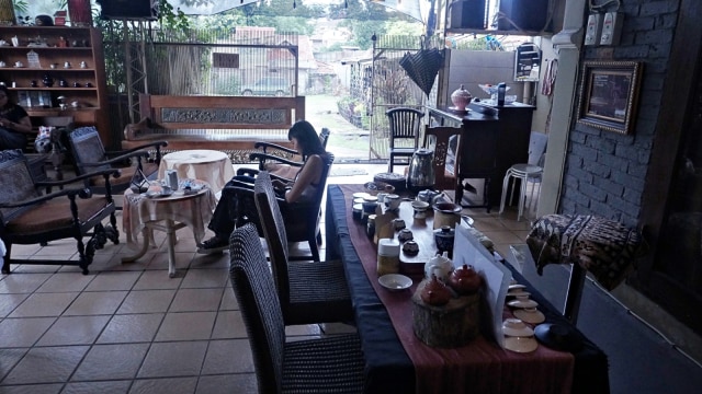 Suasana House of Tea di Jalan Poncol, Cilandak. (Foto: Matheus Marsely/kumparan)