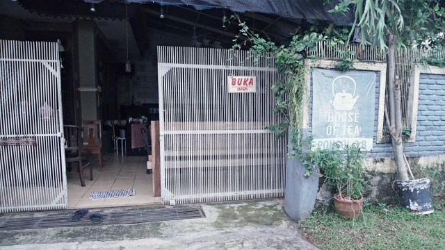 Tampak depan House of Tea di Jalan Poncol, CIlandak. (Foto: Matheus Marsely/kumparan)