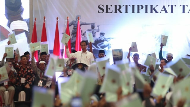 Presiden Joko Widodo membagikan sertifikat tanah kepada warga DKI Jakarta. (Foto: Dok. Kementerian ATR)