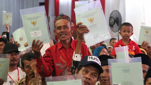 Warga DKI Jakarta menunjukkan sertifikat tanah yang telah diberikan oleh Kementerian ATR. (Foto: Dok. Kementerian ATR)