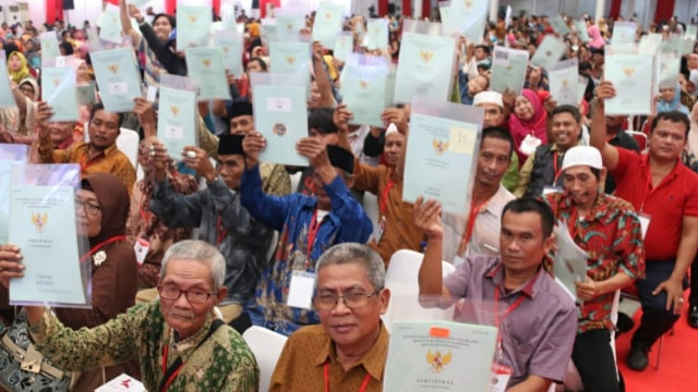 Warga DKI Jakarta menunjukkan sertifikat tanah yang telah diberikan oleh Kementerian ATR. (Foto: Dok. Kementerian ATR)