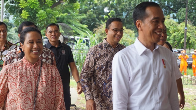 Presiden Jokowi didampingi Menteri BUMN, Rini Soemarno dan Gubernur DKI Jakarta, Anies Baswedan, menghadiri acara program PNM Mekaar di Kemayoran, Jakarta. (Foto: Yudhistira Amran Saleh/kumparan)
