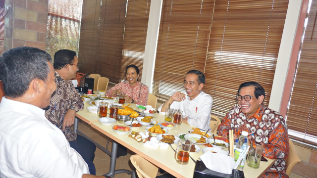 Presiden Jokowi makan siang bersama Gubernur DKI Jakarta, Anies Baswedan, Menteri BUMN, Rini Soemarno, dan Sekretaris Kabinet, Pramono Anung. (Foto: Yudhistira Amran Saleh/kumparan)