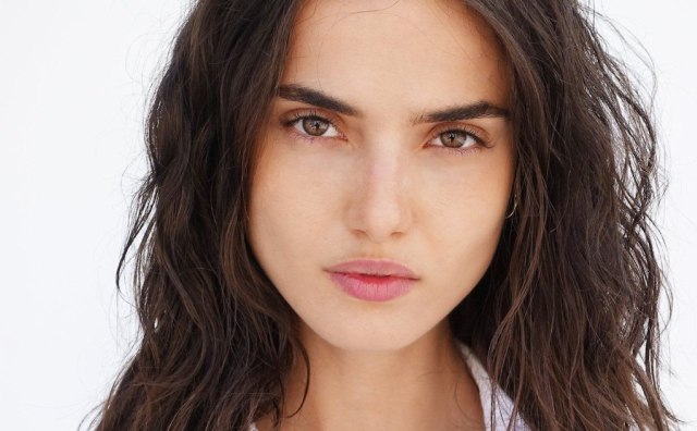 Miliki Alis Sempurna Seperti Blanca Padilla dengan Eyebrow Gel Ini, Babes!