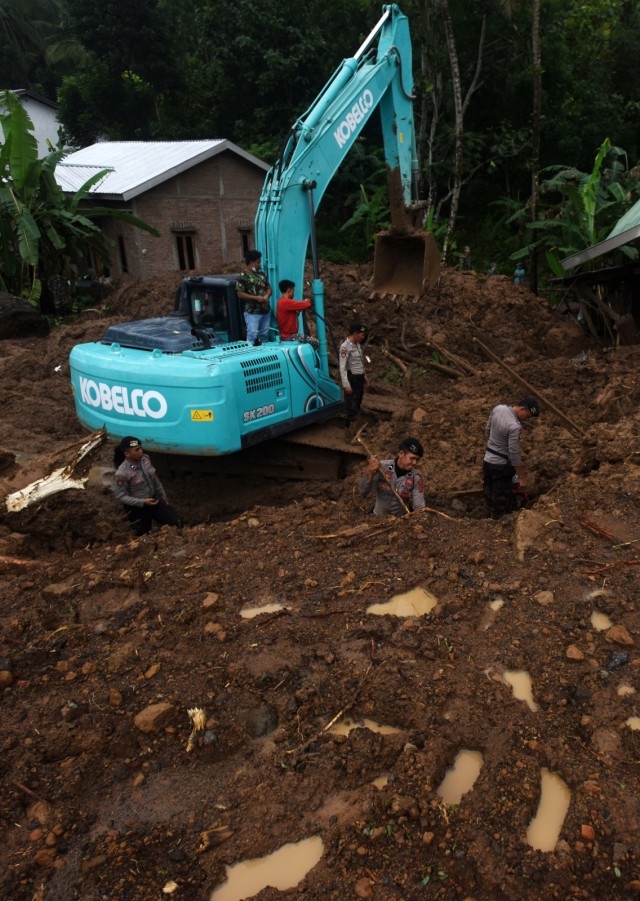 Tim SAR melakukan pencarian korban tanah longsor di Desa Pattilasang, Kecamatan Manuju, Gowa, Sulawesi Selatan. (Foto: Antara/Yusran Uccang)