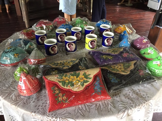 Produk yang dijual di Kampoeng Ahok. Foto: Selli Nisrina Faradilla/kumparan