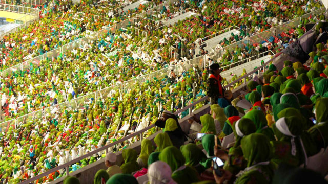 Peserta dari Muslimat NU bersiap mengikuti Harlah Ke-73 Muslimat NU, doa bersama untuk keselamatan bangsa dan maulidurrasul, di Stadion Utama Gelora Bung Karno, Senayan, Jakarta, Minggu (27/1/2019).  (Foto: ANTARA FOTO/Aprillio Akbar/Pras)