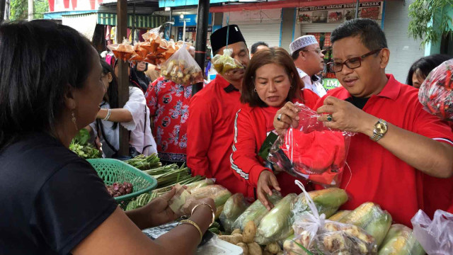 Sekjen PDIP Hasto Kristiyanto sambangi Pasar Panji Situbondo, Jawa Timur.  (Foto: Mirsan/kumparan)