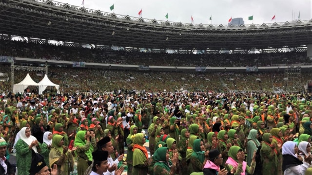 Peserta dari Muslimat NU mengikuti Harlah Ke-73 Muslimat NU, doa bersama untuk keselamatan bangsa, dan maulidrrasul, di Stadion Utama Gelora Bung Karno, Senayan, Jakarta, Minggu (27/1/2019).  (Foto: Fahrian Saleh/kumparan)