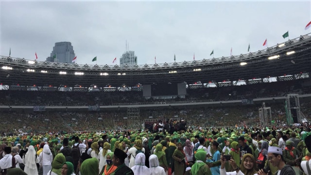 Peserta dari Muslimat NU mengikuti Harlah Ke-73 Muslimat NU, doa bersama untuk keselamatan bangsa, dan maulidrrasul, di Stadion Utama Gelora Bung Karno, Senayan, Jakarta, Minggu (27/1/2019).  (Foto: Rafyq Panjaitan/kumparan)