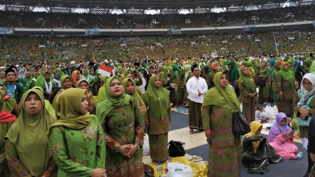 Peserta dari Muslimat NU mengikuti Harlah Ke-73 Muslimat NU, doa bersama untuk keselamatan bangsa, dan maulidrrasul, di Stadion Utama Gelora Bung Karno, Senayan, Jakarta, Minggu (27/1/2019).  (Foto: Fanny Kusumawardhani/kumparan)