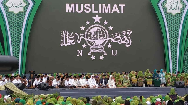 Peserta dari Muslimat NU mengikuti Harlah Ke-73 Muslimat NU, doa bersama untuk keselamatan bangsa, dan maulidrrasul, di Stadion Utama Gelora Bung Karno, Senayan, Jakarta, Minggu (27/1/2019).  (Foto: Fanny Kusumawardhani/kumparan)