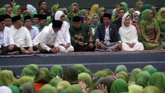 Presiden Jokowi (tengah kanan) dan Ketua PB NU, Said Aqil (tengah kiri), di Harlah Ke-73 Muslimat NU, di Stadion Utama Gelora Bung Karno, Senayan, Jakarta, Minggu (27/1/2019).  (Foto: Fanny Kusumawardhani/kumparan)