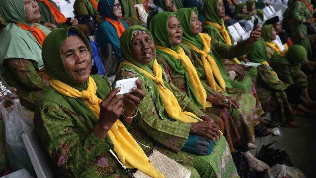 Peserta Harlah Ke-73 Muslimat NU, doa bersama untuk keselamatan bangsa, dan maulidrrasul, di Stadion Utama Gelora Bung Karno, Senayan, Jakarta, Minggu (27/1/2019).  (Foto: Fanny Kusumawardhani/kumparan)