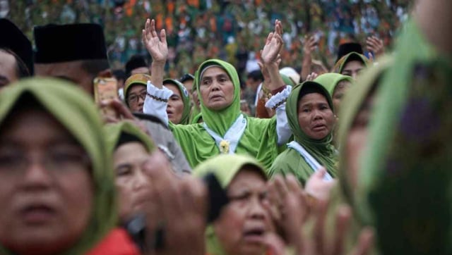 Peserta memanjatkan doa ketika mengikuti Harlah ke-73 Muslimat Nahdlatul Ulama (NU) di Stadion Utama Gelora Bung Karno, Jakarta, Minggu (27/1/2019).  (Foto: Fanny Kusumawardhani/kumparan)