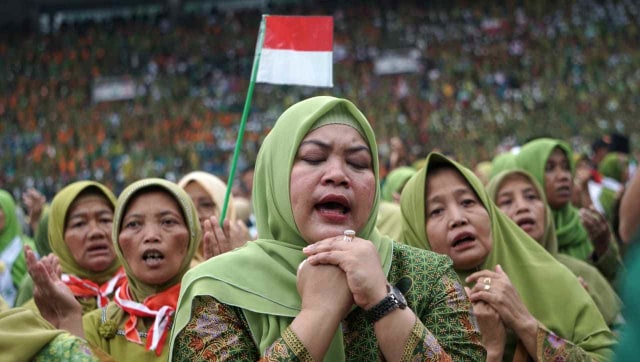 Peserta memanjatkan doa ketika mengikuti Harlah ke-73 Muslimat Nahdlatul Ulama (NU) di Stadion Utama Gelora Bung Karno, Jakarta, Minggu (27/1/2019).  (Foto: Fanny Kusumawardhani/kumparan)