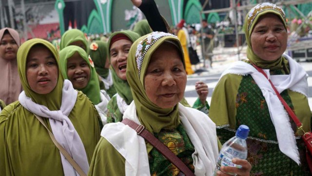 Sejumlah peserta lanjut usia hadiri acara Harlah NU ke 73, GBK, Jakarta, Minggu (27/1).  (Foto: Fanny Kusumawardhani/kumparan)