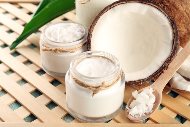 5 Manfaat Minyak Kelapa untuk Rambut, Bisa Bikin Halus! (3)