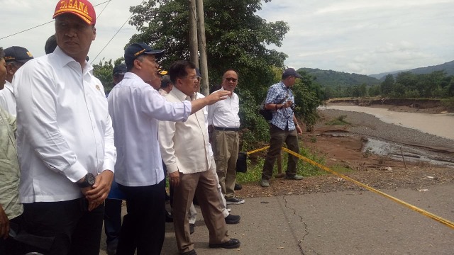 Wakil Presiden RI Jusuf Kalla meninjau Jembatan Tanakaraeng yang putus. (Foto: Nadia Riso/kumparan)