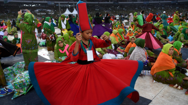 Penari menampilkan Tarian Sufi diantara Muslimat Nahdlatul Ulama (NU) yang menghadiri Harlah ke-73 Muslimat NU di Stadion Utama Gelora Bung Karno, Jakarta, Minggu (27/1). (Foto: ANTARA FOTO/Wahyu Putro)