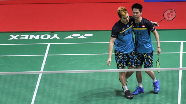 Ganda putra Indonesia Marcus Fernaldi Gideon (kiri) dan Kevin Sanjaya Sukomuljo berpelukan seusai pertandingan semifinal Daihatsu Indonesia Masters 2019 di Istora Senayan, Jakarta. (Foto: ANTARA FOTO/Hafidz Mubarak A)