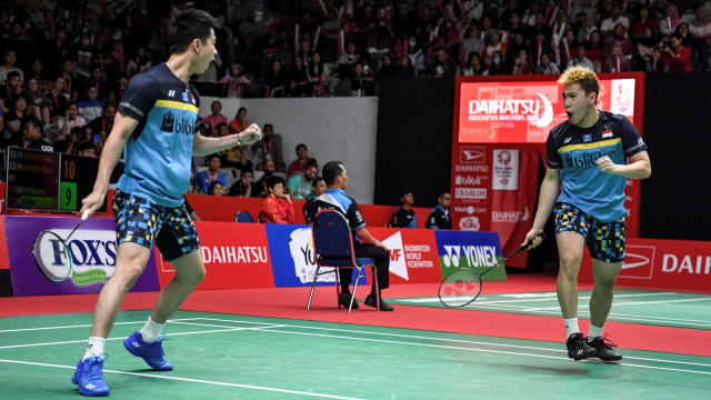 Ganda putra Indonesia Kevin Sanjaya Sukomuljo (kiri) dan Marcus Fernaldi Gideon meluapkan kegembiraan seusai meraih poin di Daihatsu Indonesia Masters 2019 di Istora Senayan, Jakarta. 
 (Foto: ANTARA FOTO/Hafidz Mubarak A)