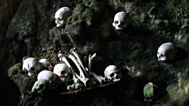 Sisa tulang dan tengkorak manusia dalam gua Erong Lombok Parinding (Foto: Helinsa Rasputri/kumparan)