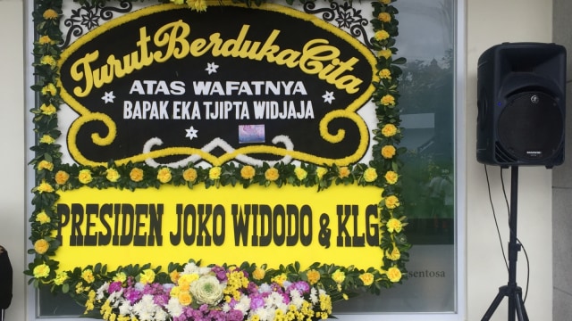 Karangan bunga dari Presiden Jokowi di Rumah Duka Pendiri Sinar Mas Eka Tjipta Widjaja (27/1). (Foto: Tsana Fairuz Kamilla/kumparan)