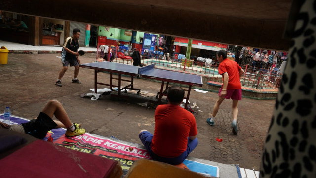 Sejumlah warga bermain tenis meja di Pasar Grogol, Jakarta Barat, Minggu, (27/1).   (Foto: Jamal Ramadhan/kumparan)