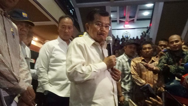 Wakil Presiden RI Jusuf Kalla usai memimpin rapat di Kantor Gubernur Sulawesi Selatan. (Foto: Nadia Riso/kumparan)