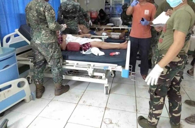 Sejumlah korban ledakan bom saat dirawat di rumah sakit, setelah dua bom meledak di luar Gereja Katolik Roman di Jolo, Provinsi Sulu, Filipina Selatan, pada Minggu (27/1/2019). (Foto: WESMINCOM Armed Forces of the Philippines Via AP)