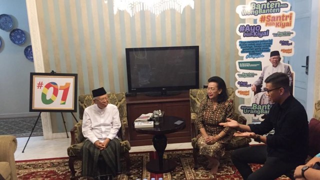 Gusti Kanjeng Ratu Hemas (tengah) bertemu Cawapres 01 Ma’ruf Amin (kiri) di Kediamannya, Jalan Situbondo, Menteng, Jakarta Pusat.  (Foto: Ferry Fadhlurrahman/kumparan)