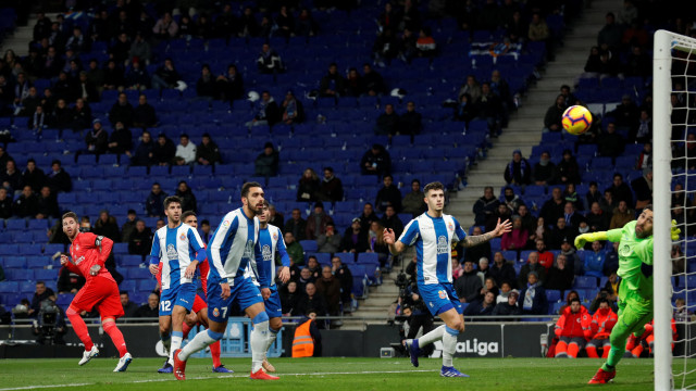 Proses terciptanya gol Sergio Ramos ke gawang Espanyol. (Foto: REUTERS/Albert Gea)