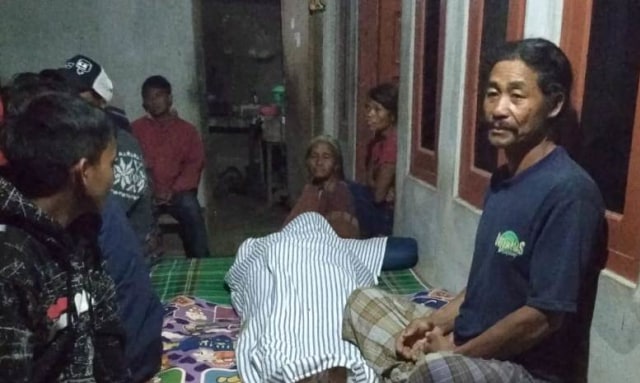 Korban tewasdalam bencana tanah longsor di Karangasem bersama keluarganya, Minggu (27/1) - kanalbali/BPBD