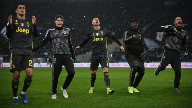 Para pemain Juventus merayakan kemenangan atas Lazio. Foto: REUTERS/Alberto Lingria