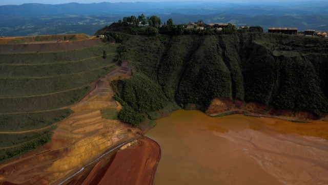 Gambar udara kondisi di sekitar bendungan Vale SA yang jebol, di Brumadinho, Brasil. (Foto: REUTERS/Washington Alves)