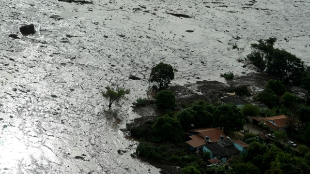 Gambar udara kondisi di sekitar bendungan Vale SA yang jebol, di Brumadinho, Brasil. (Foto: REUTERS/Washington Alves)