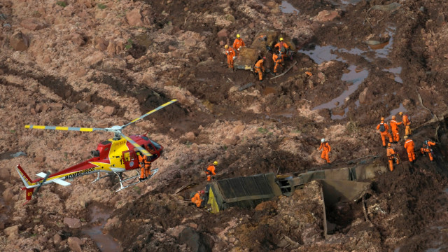 Gambar udara tim penyelamat di sekitar bendungan Vale SA yang jebol, di Brumadinho, Brasil. (Foto: REUTERS/Washington Alves)