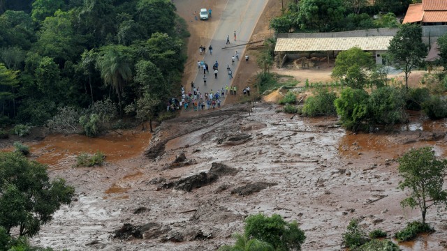 Gambar udara warga di sekitar bendungan Vale SA yang jebol, di Brumadinho, Brasil. (Foto: REUTERS/Washington Alves)