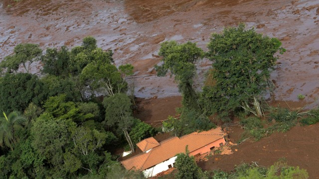 Gambar udara kondisi di sekitar bendungan Vale SA yang jebol, di Brumadinho, Brasil. (Foto: REUTERS/Washington Alves)