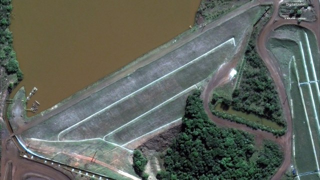 Gambar satelit, Kondisi bendungan Vale SA di Brasil pada 2 Juni 2018, sebelum jebol. (Foto: Satellite image ©2019 DigitalGlobe, a Maxar company/Handout via REUTERS)