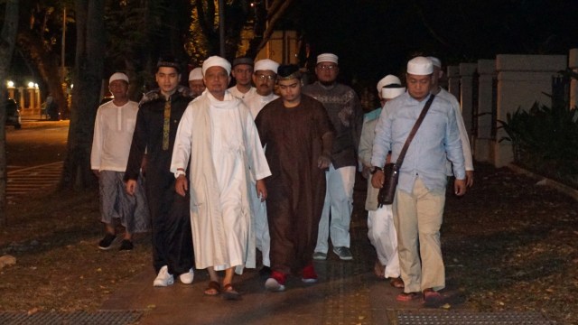 Pimpinan Majelis Azzikra KH Muhammad Arifin Ilham bersama para jemaah berjalan kaki dari Apartemen  ke Masjid di George Town, Penang, Malaysia, Senin (28/1/2019). (Foto: ANTARA Foto / Agus Setiawan)