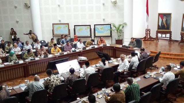 Rapat Sistem Transportasi Jabodetabek yang dipimpin oleh Wakil Presiden RI, Jusuf Kalla di Kantor Wakil Presiden. (Foto: Kevin Kurnianto)