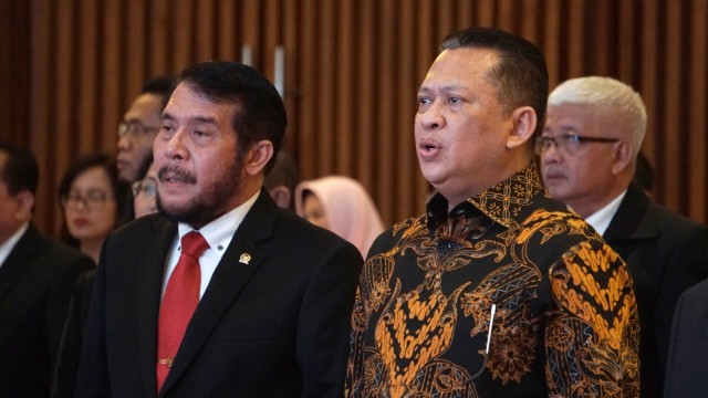 Ketua Mahkamah Konstitusi Anwar Usman (kiri) bersama Ketua DPR RI Bambang Soesatyo (kanan) pada pembukaan acara paparan refleksi kinerja Mahkamah Konstitusi tahun 2018 di Jakarta, Senin (28/1). (Foto: Fanny Kusumawardhani/kumparan)