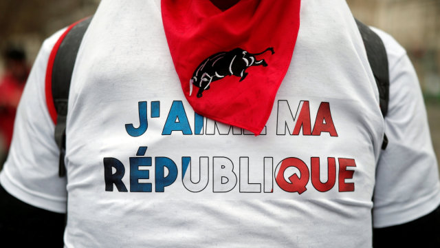 Demonstrasi massa "syal merah" di Paris, Prancis. (Foto: REUTERS/Benoit Tessier)