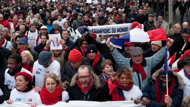 Demonstrasi massa "syal merah" di Paris, Prancis. (Foto: REUTERS/Benoit Tessier)