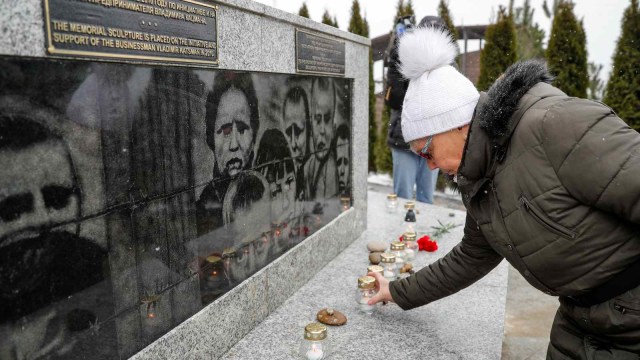 Seorang perempuan menaruh lilin di Memorial Holocaust, dalam memperingati para tahanan di Stutthof, kamp konsentrasi selama perang dunia kedua, Yantarny, Kaliningrad, Rusia (27/1/2019). Foto: REUTERS/Vitaly Nevar