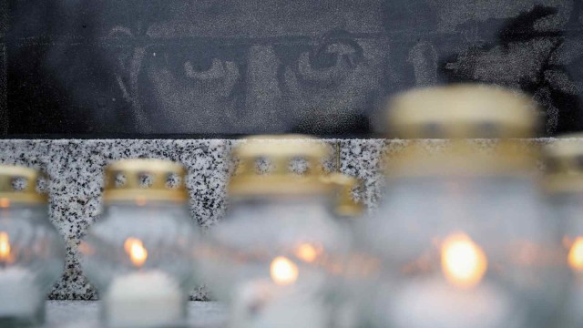 Lilin-lilin di Memorial Holocaust, dalam memperingati para tahanan di Stutthof, kamp konsentrasi selama perang dunia kedua, Yantarny, Kaliningrad, Rusia (27/1/2019). (Foto: REUTERS/Vitaly Nevar)