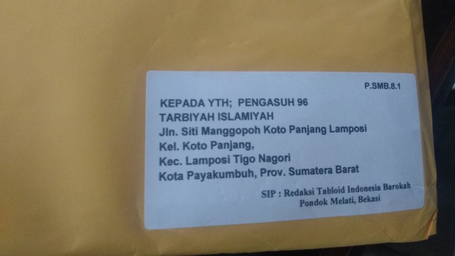 Salah satu sampul paket pengiriman dari Redaksi Tabloid Indonesia Barokah (Irwanda/Langkan.id) 